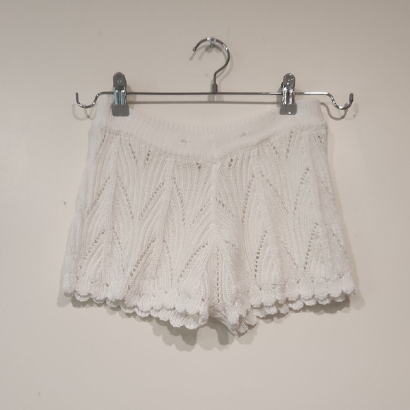Elegant White Knit Women's Shorts - Picture 1 of 3